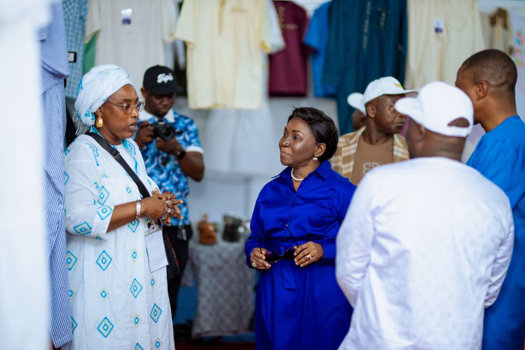 Rose Kayi MIVEDOR SAMBIANI, Ministre du commerce, de l'artisanat et de la consommation locale (au milieu)