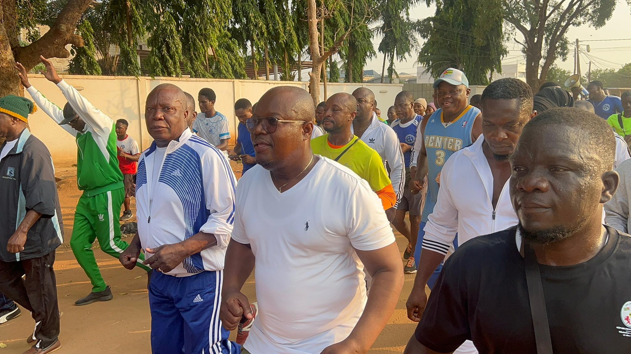 Le Maire Kodjo KONOU NOUKAFOU (en tshirt blanc)